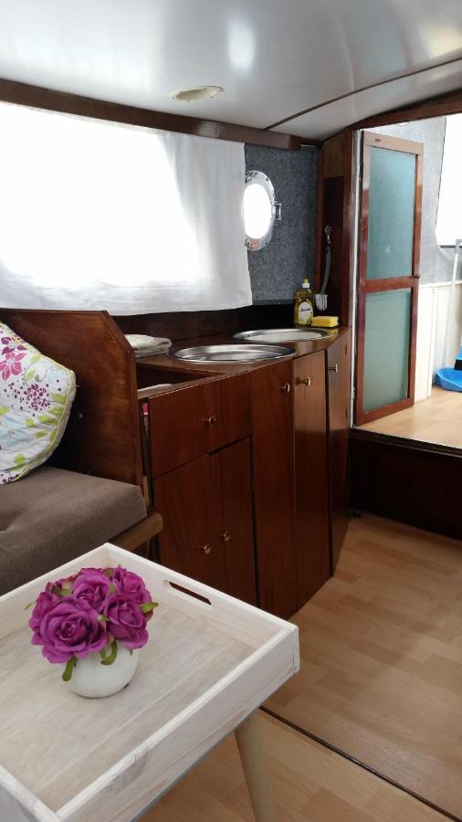 Boat Ella - Kamperen Op Het Water -Niet Om Mee Te Varen -Read Host Profile-Lees Hostprofiel Jutrijp Екстериор снимка