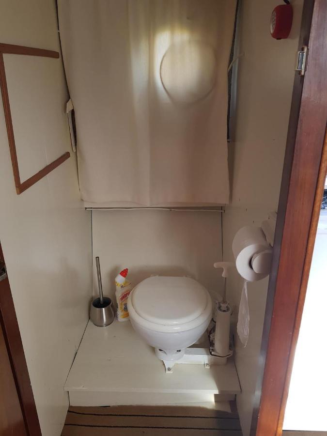 Boat Ella - Kamperen Op Het Water -Niet Om Mee Te Varen -Read Host Profile-Lees Hostprofiel Jutrijp Екстериор снимка